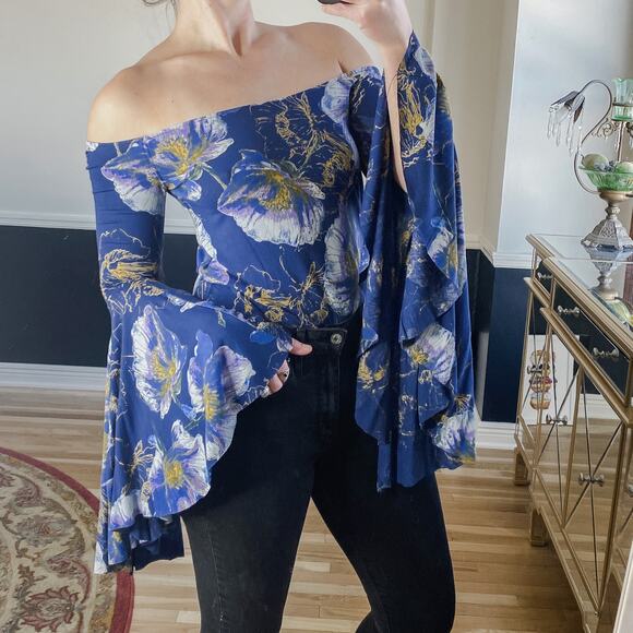 Free People blue tropical floral bell sleeve top size medium - Picture 2 of 3